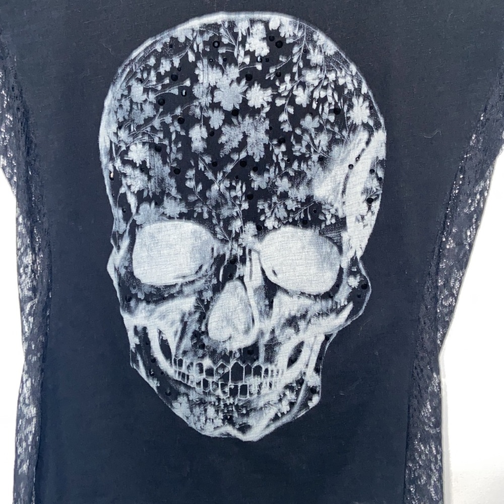 Express XS Skull t shirt. Excellent condition. Beaded lace cut out details.